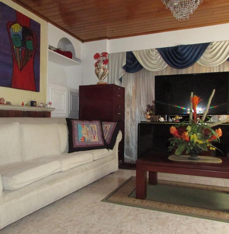 Гостьовий будинок Casa De Huespedes Shalom Victoria Богота Екстер'єр фото
