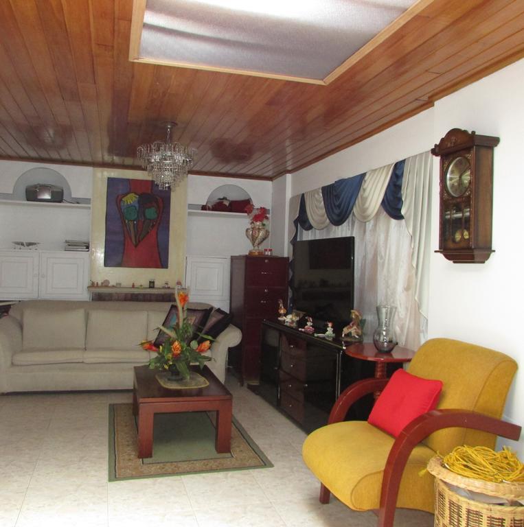 Гостьовий будинок Casa De Huespedes Shalom Victoria Богота Екстер'єр фото